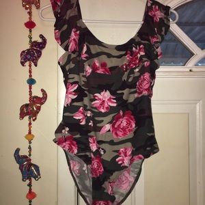 Hot Kiss camo bodysuit rose